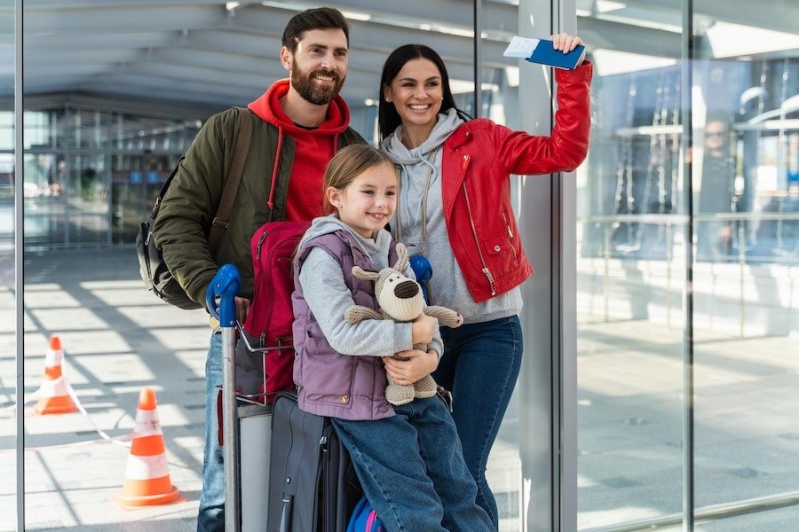 happy-family-airport-departures